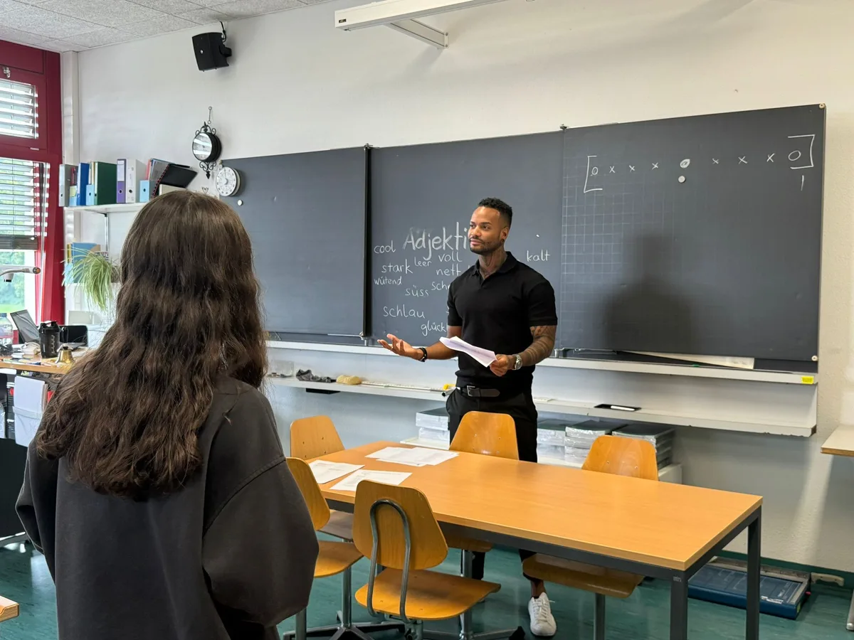 Janiel D’Alberto aus Effretikon im Schulzimmer